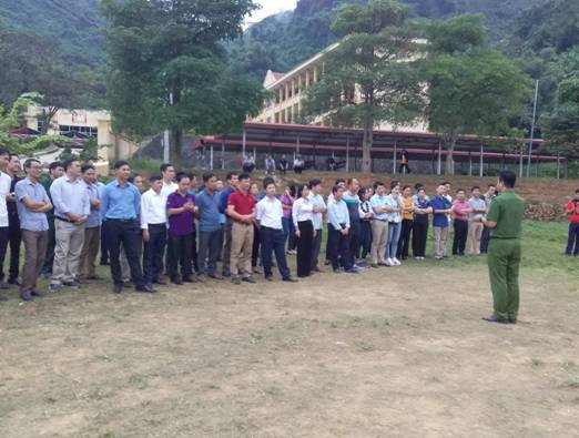 Cán bộ phòng PC66 Tuyên Quang hướng dẫn các thầy cô kỹ năng phòng chống cháy nổ Cán bộ phòng PC66 Tuyên Quang hướng dẫn các thầy cô kỹ năng phòng chống cháy nổ