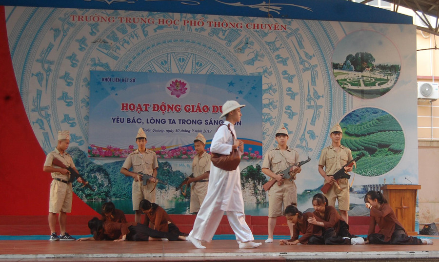 Hoạt cảnh: “Hồ Chí Minh, Người là niềm tin tất thắng!” Hoạt cảnh: “Hồ Chí Minh, Người là niềm tin tất thắng!”