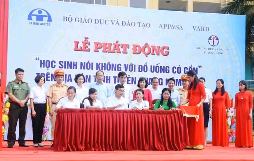 Bộ Giáo dục và Đào tạo trong một buổi Lễ phát động tại Trường THPT Nguyễn Văn Huyên, Tuyên Quang