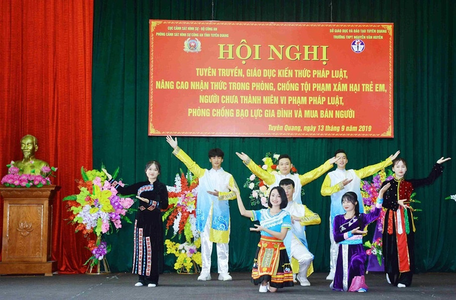 Tuyên truyền Giáo dục kiến thức pháp luật …. tại trường THPT Nguyễn Văn Huyên