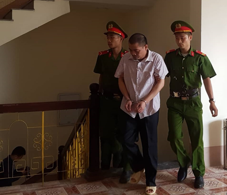 Cảnh sát dẫn giải bị cáo Nguyễn Thanh Hoài đến tòa Cảnh sát dẫn giải bị cáo Nguyễn Thanh Hoài đến tòa