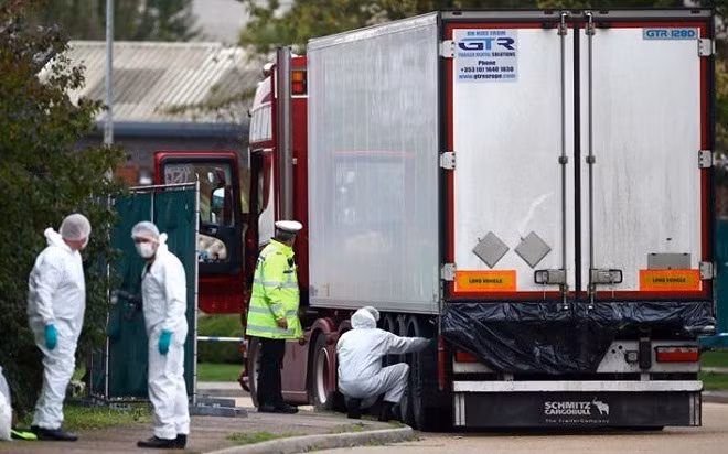 39 thi thể được tìm thấy trong thùng container tại Anh. Ảnh: Reuters