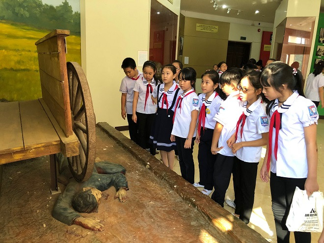 Thăm bảo tàng tỉnh của trường Tiểu học Hồng Thái, thành phố Tuyên Quang