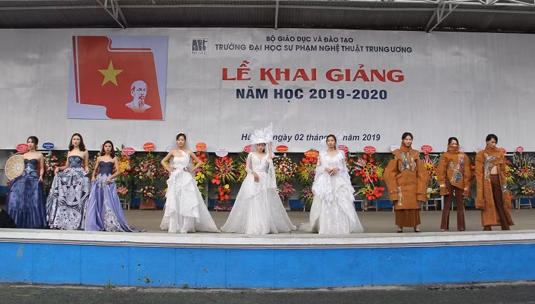 Chương trình nghệ thuật mừng lễ khai giảng của NUAE