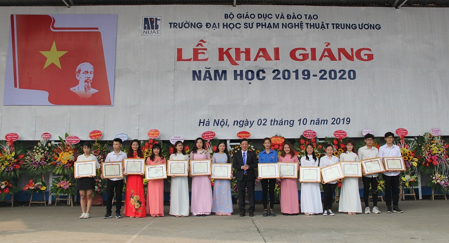 PGS.TS Đào Đăng Phượng - Hiệu trưởng Trường Đại học SPNTTW trao tặng bằng khen cho các sinh viên PGS.TS Đào Đăng Phượng - Hiệu trưởng Trường Đại học SPNTTW trao tặng bằng khen cho các sinh viên