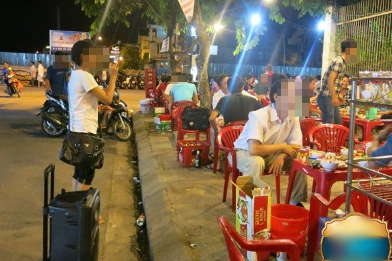 Tiếng ồn do mở nhạc, hát karaoke, loa kẹo kéo đang trở thành vấn đề gây bức xúc cho người dân trong các khu dân cư, đô thị. Ảnh minh họa