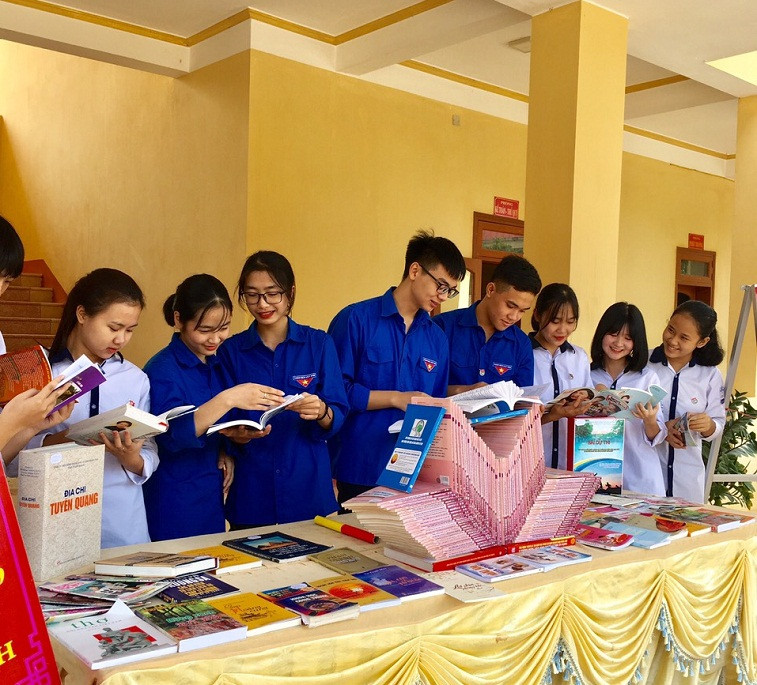 Đọc sách vẫn là niềm đam mê thu hút các em học sinh.