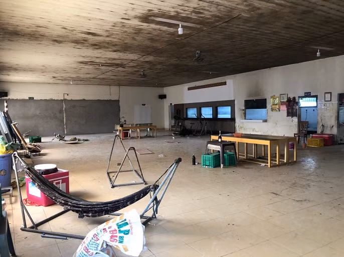 Khu vực nhà ăn từng phục vụ hàng nghìn công nhân mỗi ngày, nay trở nên hoang phế.