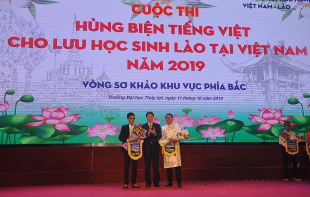 Đại diện Ban Tổ chức trao giải Nhất cho 02 thí sinh giành giải Nhất,