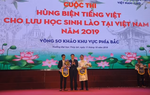 Đại diện Ban Tổ chức trao giải Nhất cho 02 thí sinh giành giải Nhất,