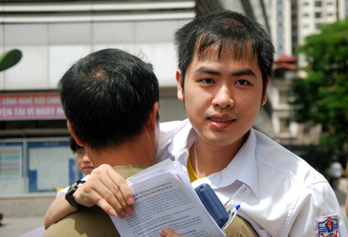 Người cha 18 năm bế con trai tới trường