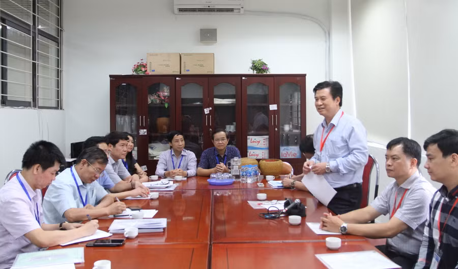 Thứ trưởng Nguyễn Hữu Độ làm việc với lãnh đạo Sở GD&amp;ĐT Hà Nội và ban chấm thi tự luận