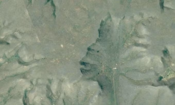 Các tảng đá và cấu trúc trong tự nhiên giống hệt khuôn mặt của con người ảnh 1