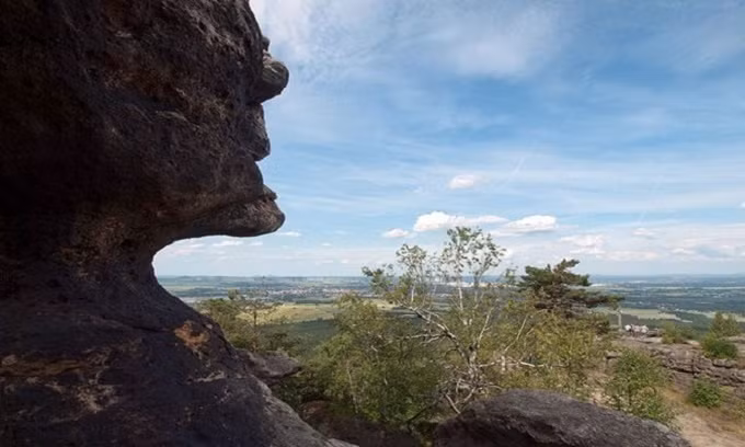 Các tảng đá và cấu trúc trong tự nhiên giống hệt khuôn mặt của con người