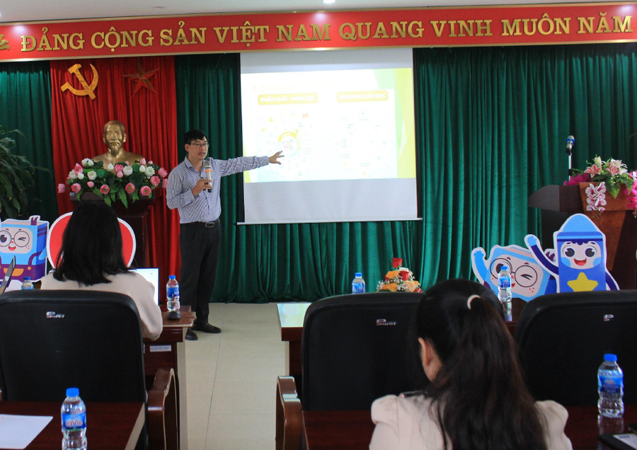 Giáo viên tại buổi tập huấn thích thú với bài giới thiệu ứng dụng Con Sáng Tạo của TS. Đặng Xuân Cương - Viện Khoa học Giáo dục Việt Nam.