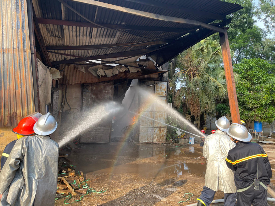 Lực lượng chức năng khống chế đám cháy.