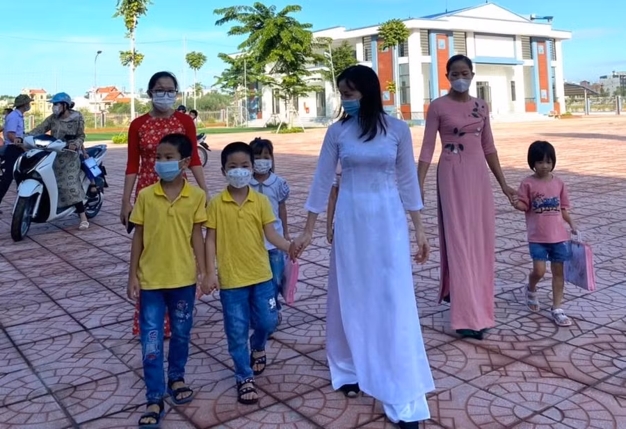 Trường Tiểu học Tân Tiến đón học sinh khối 1 sáng 22/8.