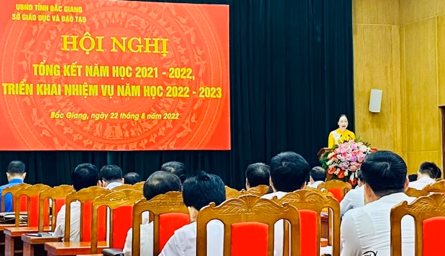 Trưởng phòng GD&amp;ĐT huyện Việt Yên trình bày tham luận về triển khai Chương trình GDPT 2018.