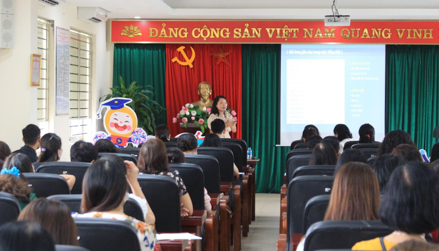 TS. Lương Thị Hiền với bài giảng các bài chơi trực tuyến môn Tiếng Việt.