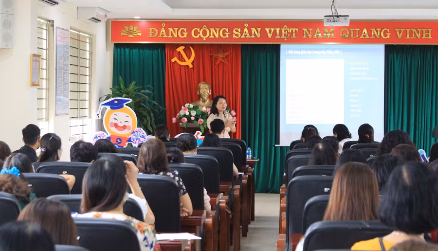 TS. Lương Thị Hiền với bài giảng các bài chơi trực tuyến môn Tiếng Việt.