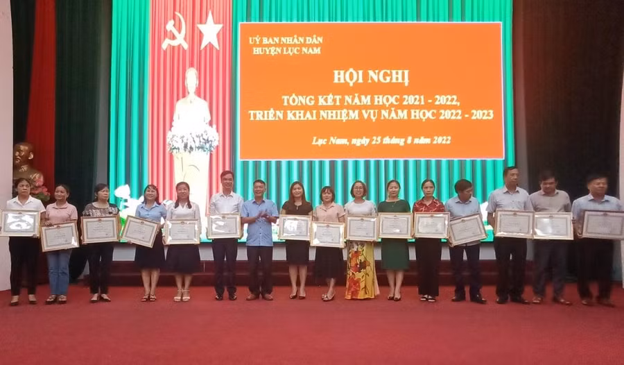 Huyện Lục Nam khen thưởng tập thể, cá nhân tiêu biểu trong năm học 2021 -2022. 