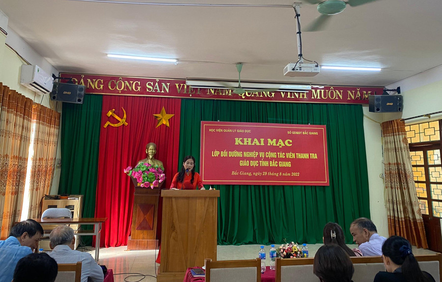 Bà Lê Thị Thu Hương - Chánh Thanh tra Sở GD&amp;ĐT Bắc Giang quán triệt học viên lớp bồi dưỡng.