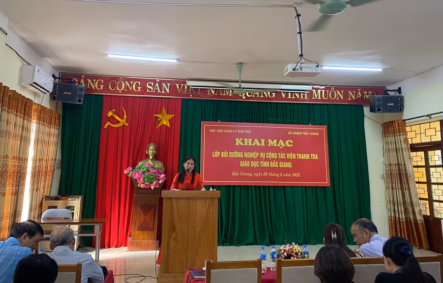 Bà Lê Thị Thu Hương - Chánh Thanh tra Sở GD&amp;ĐT Bắc Giang quán triệt học viên lớp bồi dưỡng.