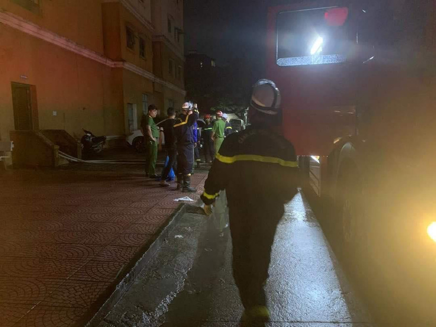 Lực lượng chức năng có mặt tại hiện trường xử lý đám cháy và cứu nạn cứu hộ. Lực lượng chức năng có mặt tại hiện trường xử lý đám cháy và cứu nạn cứu hộ.