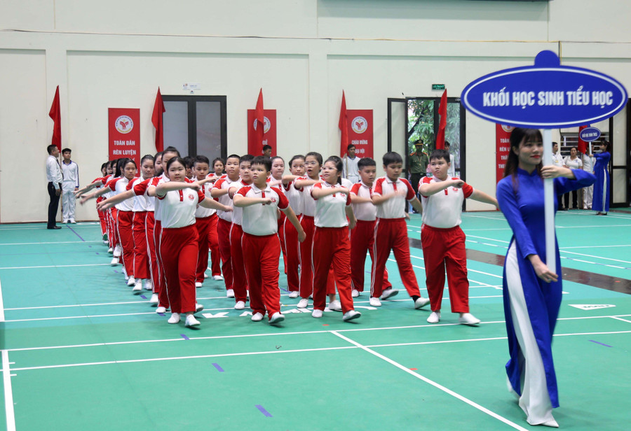 Khối học sinh tiểu học tham dự Đại hội TDTT quận Cầu Giấy. Khối học sinh tiểu học tham dự Đại hội TDTT quận Cầu Giấy.