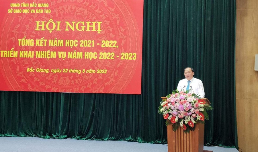 Ông Tạ Việt Hùng - Giám đốc Sở GD&ĐT Bắc Giang phát biểu tại Hội nghị. Ông Tạ Việt Hùng - Giám đốc Sở GD&ĐT Bắc Giang phát biểu tại Hội nghị.