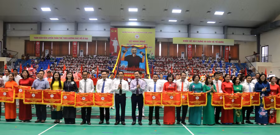 Lãnh đạo quận Cầu Giấy trao cờ lưu niệm cho các đơn vị.