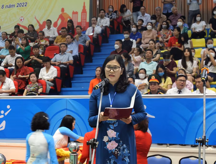 Bà Trịnh Thị Dung - Phó Chủ tịch UBND quận Cầu Giấy phát biểu tại Đại hội.