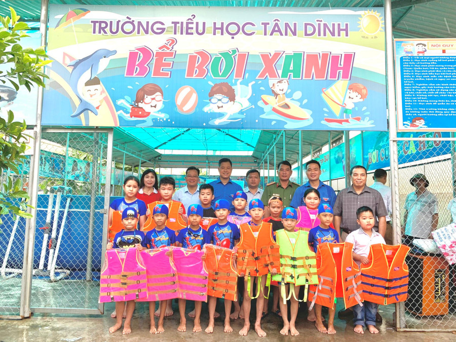 B Ban Thường vụ Tỉnh đoàn Bắc Giang phối hợp với các đơn vị tổ chức lớp bơi miễn phí cho học sinh.