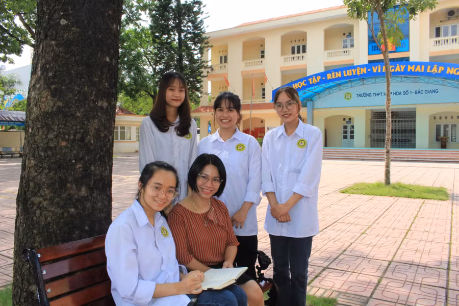 Cô Nguyễn Thị Vân - GV Ngữ văn trường THPT Hiệp Hòa số 1 chia sẻ hướng nghiệp với học sinh lớp 12 của nhà trường.