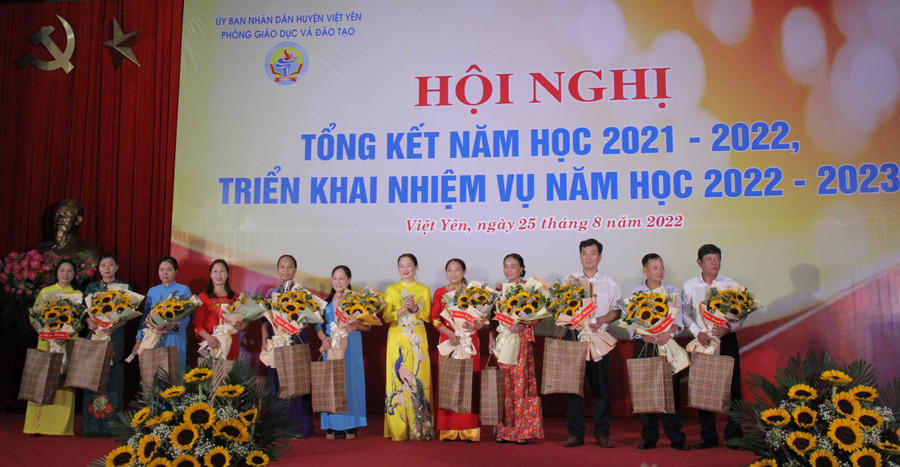 Trưởng phòng GD&ĐT huyện Việt Yên - Đỗ Thị Hương tặng hoa và quà giáo viên tại Hội nghị tổng kết học 2021 -2022. Trưởng phòng GD&ĐT huyện Việt Yên - Đỗ Thị Hương tặng hoa và quà giáo viên tại Hội nghị tổng kết học 2021 -2022.