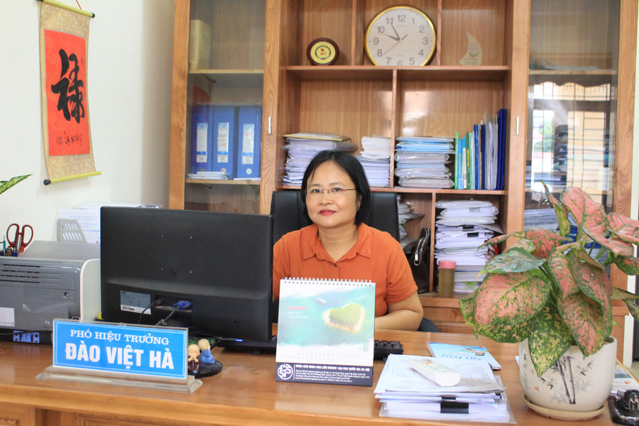 Cô Đào Việt Hà - Phó Hiệu trưởng trường THPT Hiệp Hòa 1 trao đổi với PV về công tác tư vấn hướng nghiệp cho học sinh.