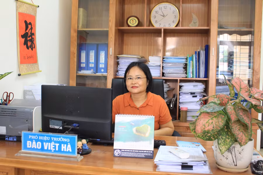 Cô Đào Việt Hà - Phó Hiệu trưởng trường THPT Hiệp Hòa 1 trao đổi với PV về công tác tư vấn hướng nghiệp cho học sinh.