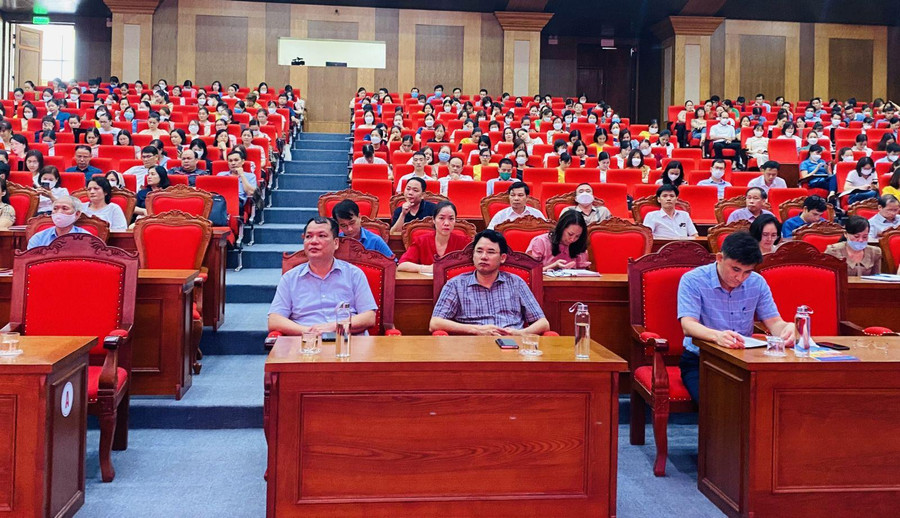 Đại biểu dự hội nghị. Đại biểu dự hội nghị.