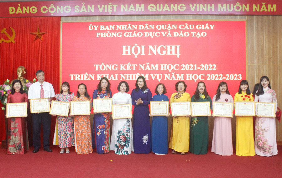 Phó Chủ tịch UBND quận Cầu Giấy - Trịnh Thị Dung trao thưởng cho 10 tập thể đạt giải Ba trong triển khai mô hình chuyển đổi số và 4 tập thể có thành tích xuất sắc trong công tác ôn thi vào lớp 10 THPT. Phó Chủ tịch UBND quận Cầu Giấy - Trịnh Thị Dung trao thưởng cho 10 tập thể đạt giải Ba trong triển khai mô hình chuyển đổi số và 4 tập thể có thành tích xuất sắc trong công tác ôn thi vào lớp 10 THPT.