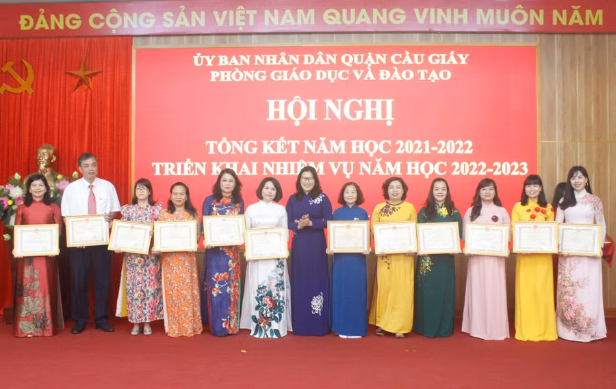 Phó Chủ tịch UBND quận Cầu Giấy - Trịnh Thị Dung trao thưởng cho 10 tập thể đạt giải Ba trong triển khai mô hình chuyển đổi số và 4 tập thể có thành tích xuất sắc trong công tác ôn thi vào lớp 10 THPT. Phó Chủ tịch UBND quận Cầu Giấy - Trịnh Thị Dung trao thưởng cho 10 tập thể đạt giải Ba trong triển khai mô hình chuyển đổi số và 4 tập thể có thành tích xuất sắc trong công tác ôn thi vào lớp 10 THPT.