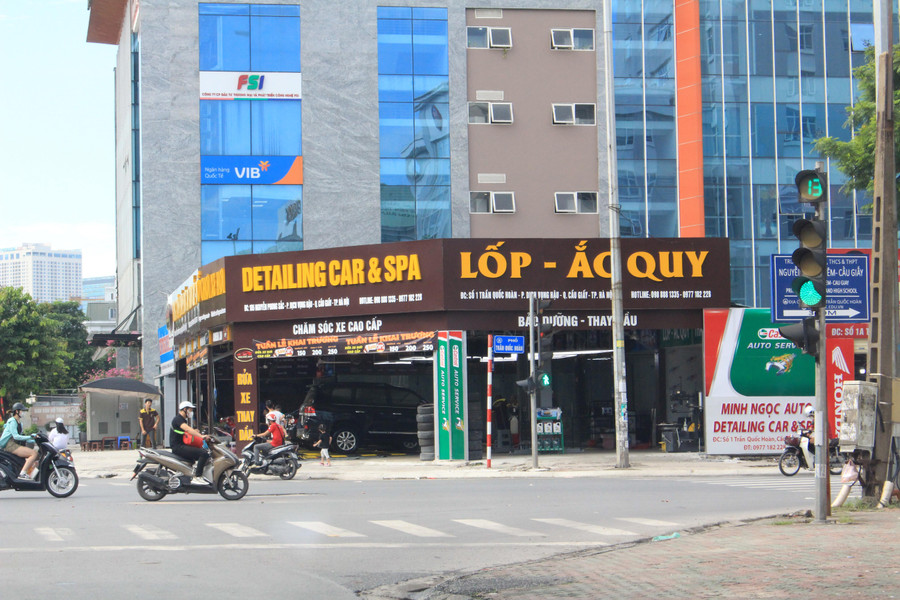 Hàng loạt ki ốt, bãi gửi xe, rửa xe vừa được dựng lên đưa vào sử dụng tại khu vực ngã tư đường Trần Quốc Hoàn - Nguyễn Phong Sắc (phường Dịch Vọng Hậu, quận Cầu Giấy). Hàng loạt ki ốt, bãi gửi xe, rửa xe vừa được dựng lên đưa vào sử dụng tại khu vực ngã tư đường Trần Quốc Hoàn - Nguyễn Phong Sắc (phường Dịch Vọng Hậu, quận Cầu Giấy).