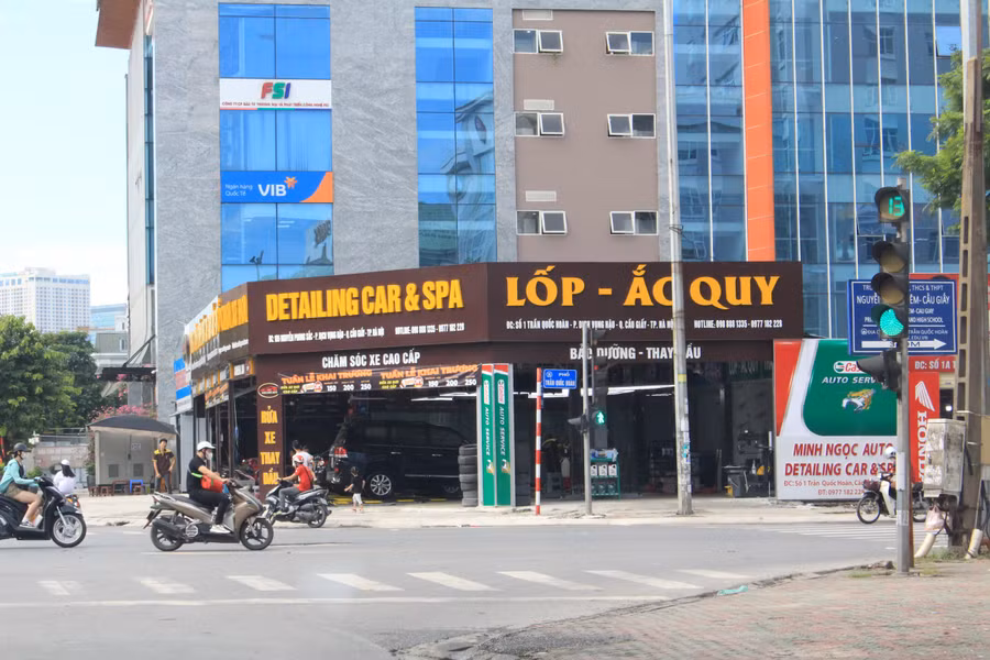 Hàng loạt ki ốt, bãi gửi xe, rửa xe vừa được dựng lên đưa vào sử dụng tại khu vực ngã tư đường Trần Quốc Hoàn - Nguyễn Phong Sắc (phường Dịch Vọng Hậu, quận Cầu Giấy).