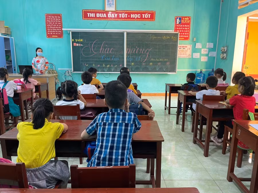 Cô trò trong tiết học đầu tiên năm học 2022 -2023 tại trường tiểu học An Thượng (huyện Yên Thế).
