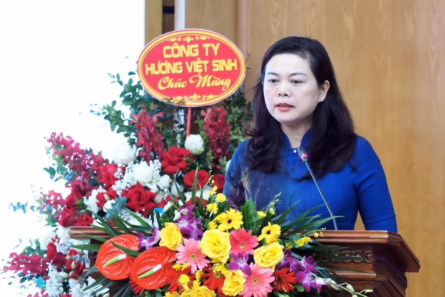 TS. Trần Lưu Hoa - Phó Giám đốc Sở GD&amp;ĐT Hà Nội biểu dương những thành tích của ngành Giáo dục quận Ba Đình đạt được.