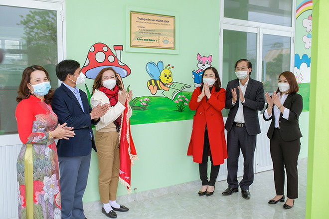 Quỹ Khuyến học “Đèn Đom Đóm” bàn giao ngôi trường thứ 25 cho học sinh vùng sâu ảnh 3 Hơn hai thập kỷ “Đèn Đom Đóm” mang ánh sáng tri thức đến với trẻ em vùng sâu - 3