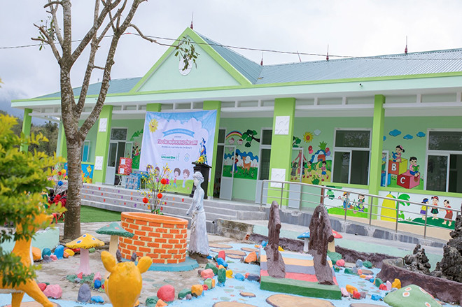 Quỹ Khuyến học “Đèn Đom Đóm” bàn giao ngôi trường thứ 25 cho học sinh vùng sâu ảnh 2 Hơn hai thập kỷ “Đèn Đom Đóm” mang ánh sáng tri thức đến với trẻ em vùng sâu - 2