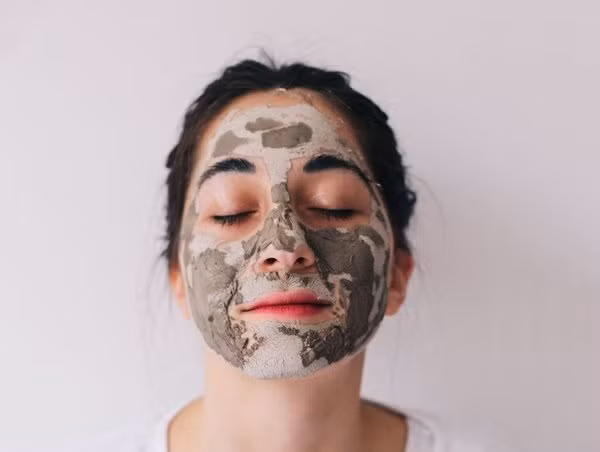 5 bí quyết chăm sóc da dầu mùa hè để mụn không bùng phát ảnh 2