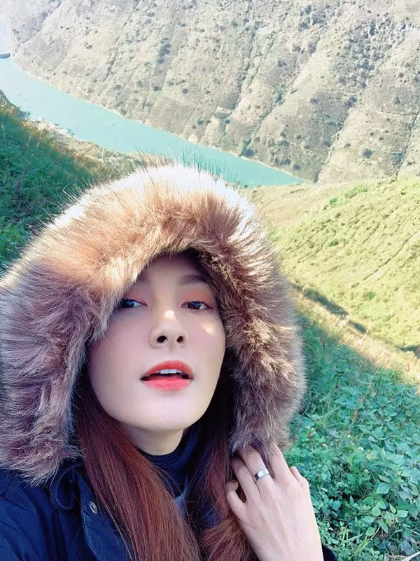 Bảo Thanh rất biết cách trang điểm để tôn lên vẻ đẹp tự nhiên của khuôn mặt và chẳng hề lạm dụng mỹ phẩm.