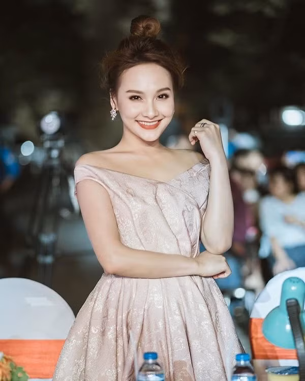 Nữ diễn viên ghi dấu ấn với nụ cười tươi tắn rạng rỡ.