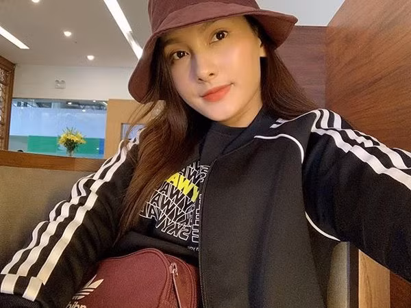 Chỉ một chút son môi thôi là cũng đủ để tỏa sáng cả khung hình rồi. Bảo Thanh quả là người phụ nữ hạnh phúc nhất khi có chồng quan tâm, con trai ngoan ngoãn, sự nghiệp thành công và nhan sắc xinh đẹp.